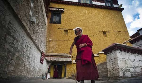 Một nhà sư cao niên ở tu viện Drupeng